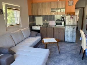 ein Wohnzimmer mit einem Sofa und einer Küche in der Unterkunft Bay Mola Aparts in Kotor