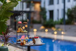 Бассейн в The Astor - All Suites Hotel Candolim Goa или поблизости