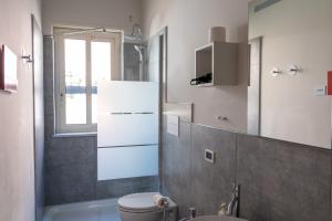 Click Art & Room في ترابيا: حمام مع مرحاض ومغسلة