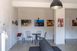 Click Art & Room في ترابيا: غرفة معيشة مع أريكة وطاولة وكراسي