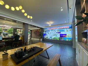 Televiisor ja/või meelelahutuskeskus majutusasutuses Zhangjiajie Borui Hotel - Tianmen Mountain 张家界天门山泊睿庭院酒店