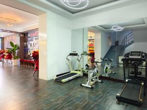 un gimnasio con cintas de correr y bicicletas estáticas en una habitación en Zhangjiajie Porui Hotel - Tianmen Mountain, en Zhangjiajie