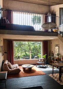 un soggiorno con una grande finestra e un divano di E. Gray house a Dungarvan