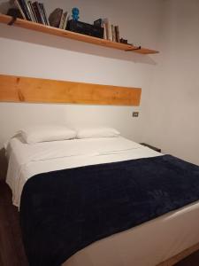 ラパスにあるCasa Azulのベッドルーム(白いベッド、黒い毛布付)