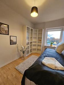 En eller flere senge i et værelse på Lejlighed med altan og gratis parkering