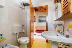 łazienka z toaletą i umywalką w obiekcie Casa vacanze Calliope w mieście Tricase
