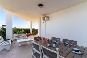 une salle à manger avec une table et des chaises sur une terrasse dans l'établissement Casa vacanze Calliope, à Tricase