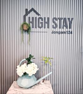 uma mesa com flores brancas num vaso azul em k histay jongan em Seul