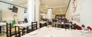 Reštaurácia alebo iné gastronomické zariadenie v ubytovaní Hostal Valdepeñas by Bossh! Hotels