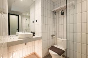 Bilik mandi di Assa Hotel
