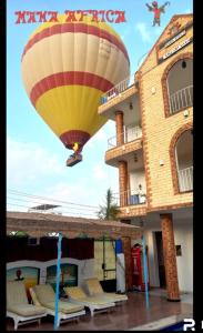 una mongolfiera che vola sopra un edificio di Mama Africa Apts & Studios a Luxor
