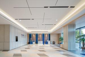 a lobby of a building with a large ceiling at Holiday Inn Express Yinchuan Yuehai in Yinchuan