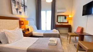 Habitación de hotel con 2 camas y espejo en Chryssi Akti, Sure Hotel Collection, en Batsi