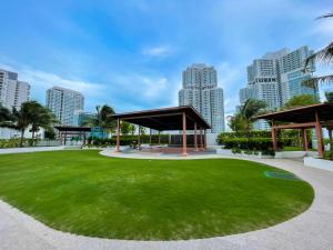 um parque no meio de uma cidade com edifícios altos em Almas Suite by Nest Home【Puteri Harbour & LEGOLAND】 em Nusajaya