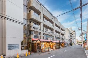 una calle vacía con un edificio en el lateral en River Side Namba 101, en Osaka