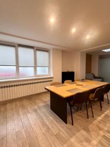 Μια τηλεόραση ή/και κέντρο ψυχαγωγίας στο Apartamenty w Poznaniu