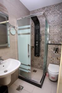 a bathroom with a shower and a sink and a toilet at Al Sadrah View Hotel-فندق اطلالة السدرة in Aqaba