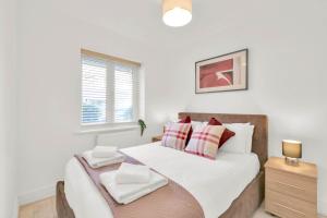 een slaapkamer met een groot bed en een raam bij Foxherne 5BDR 3BA Serviced House with Parking - Slough By 360Stays in Slough