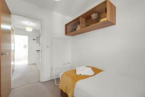 Gambar di galeri bagi Foxherne 6BDR 3BA Serviced House with Parking - Slough By 360Stays di Slough