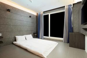 Postel nebo postele na pokoji v ubytování Elren Hotel Jeju