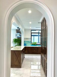 un arco en una cocina con fregadero y bañera en Nice Villa Venuestay, en Ha Long