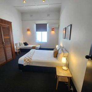 una camera d'albergo con un grande letto e un divano di The Sherwood Hotel a Lismore