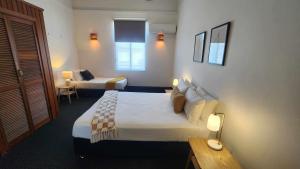 The Sherwood Hotel客房内的一张或多张床位