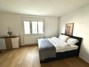 Un dormitorio con una cama grande y una ventana en City Apartments Wien, en Viena