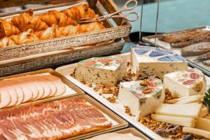 a display of different types of cheese and bread at INNSiDE by Meliá Düsseldorf Derendorf in Düsseldorf