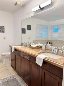 a bathroom with a large sink and a mirror at Spacious Detached House in Mississauga in Mississauga