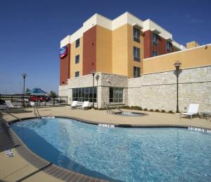 Bazén v ubytování Fairfield Inn & Suites by Marriott Dallas Plano The Colony nebo v jeho okolí