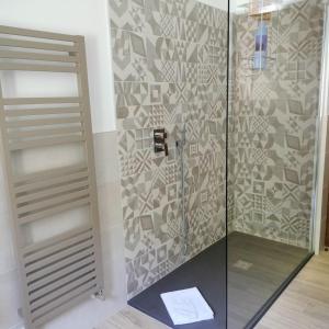 baño con ducha y puerta de cristal en Casavacanze Sottocolle, en Valmorea