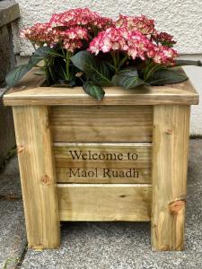 a wooden box with flowers on top of it at Maol Ruadh in Roybridge