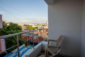 uma varanda com 2 cadeiras e vista para a cidade em HOTEL SIVAS em Perambalūr