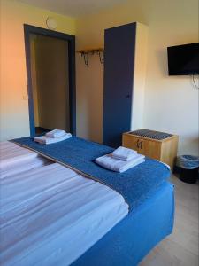 Postel nebo postele na pokoji v ubytování First Camp Moraparken Hotel