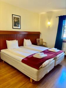 Postel nebo postele na pokoji v ubytování First Camp Moraparken Hotel