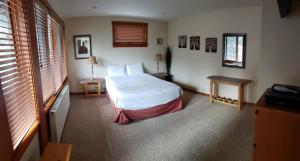En eller flere senge i et værelse på Rr-carson_view1 Strap18-005