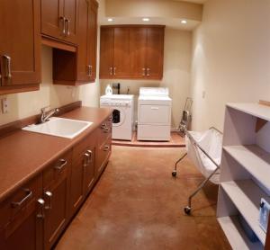 Una cocina o kitchenette en Rr-carson_view1 Strap18-005