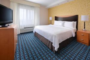 Postel nebo postele na pokoji v ubytování Fairfield Inn & Suites by Marriott Dallas Plano The Colony