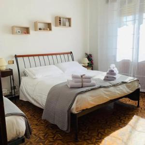 1 dormitorio con 1 cama con toallas en Casavacanze Sottocolle, en Valmorea