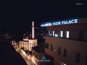 Blick auf eine Stadt in der Nacht mit einer weißen Moschee in der Unterkunft Hotel Vezir Palace in Travnik