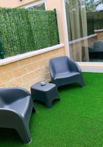 two blue chairs sitting on a green floor at Apartamentos La Ruta in Calpe
