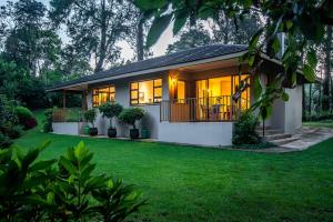 una casa con le luci accese in un cortile di Kuhestan Farm Cottages a Haenertsburg