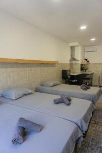 two beds sitting in a room with a kitchen at Apartamentos La Ruta in Calpe