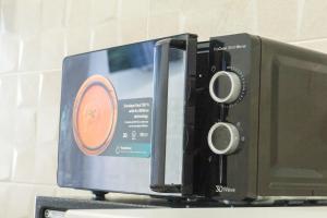 a radio and a monitor on a shelf at Apartamentos La Ruta in Calpe