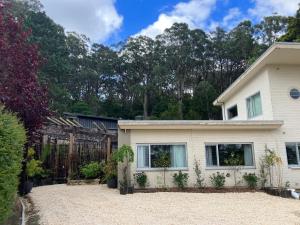 ein Haus mit Kieseinfahrt davor in der Unterkunft Kashikiri- Adelaide Hills Private Japanese Bath Retreat- pre-finished special in Crafers