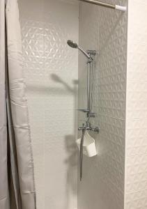 y baño con ducha y puerta de cristal. en Apartamentos La Ruta, en Calpe