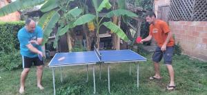 Virazeil的住宿－La Garenne，两个人玩乒乓球