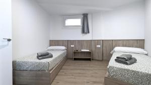 una habitación con dos camas y una ventana en Hydros, en Ripoll 62 fotos más