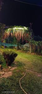 um campo à noite com uma corda em Munnar Home Stay em Munnar